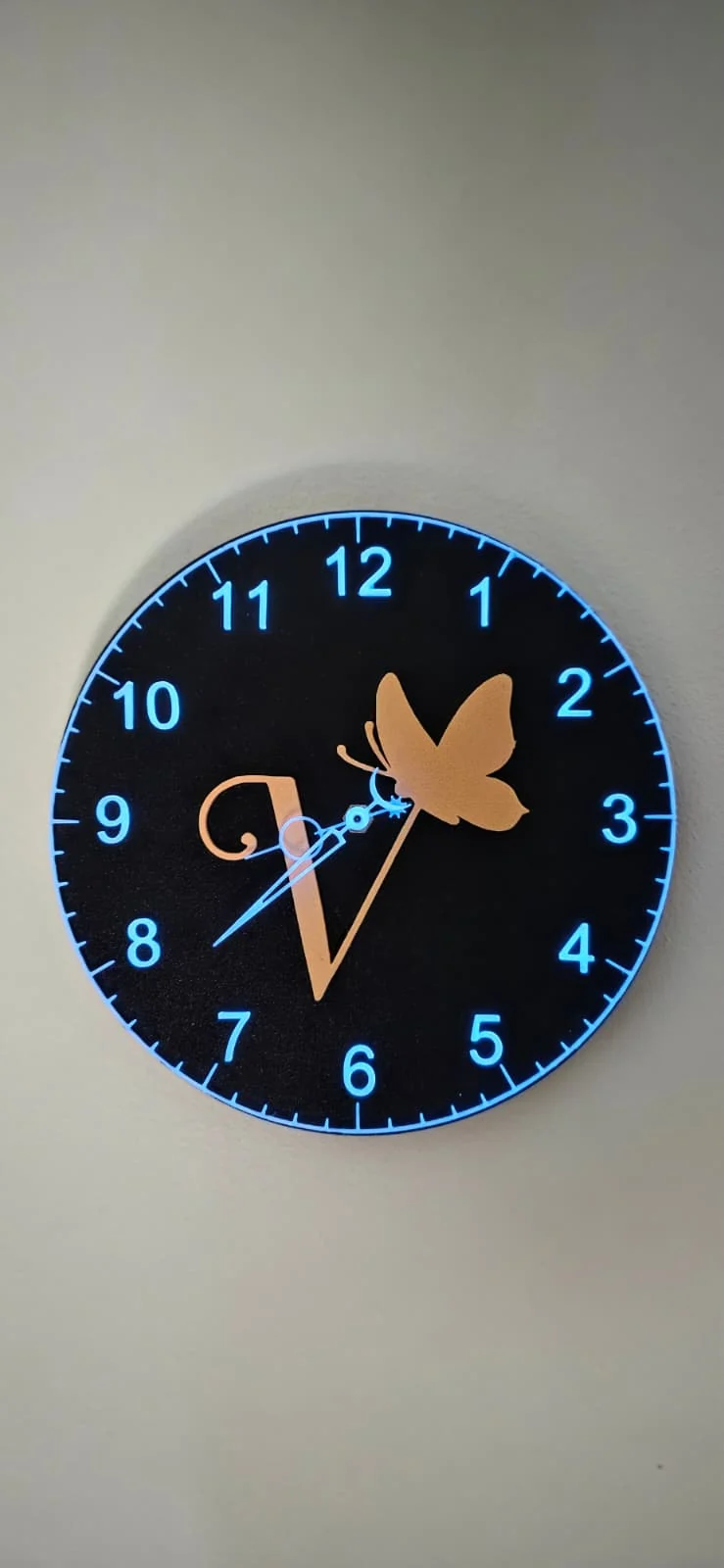 Orologio da parete personalizzato con logo aziendale illuminato.